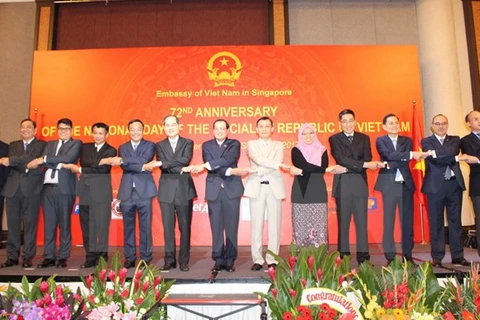 外交部副部长黎怀忠，越南驻新加坡大使阮进明同东盟国家代表合影。（图片来源：越通社）