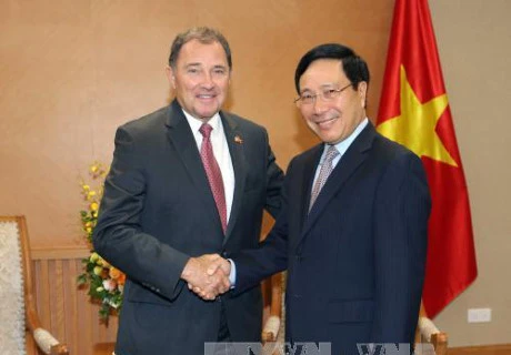 越南政府副总理兼外长范平明与美国犹他州加里·赫伯特州长。（图片来源：越通社）