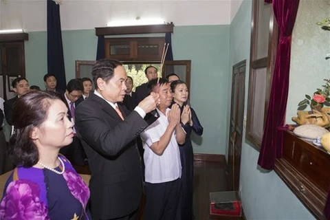 越南祖国阵线中央委员会主席陈青敏向胡志明主席敬香。（图片来源：qdnd.vn）