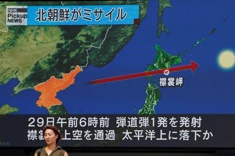 日本电视台报道有关朝鲜发射弹道导弹飞越日本上空的信息。（图片来源：路透社）