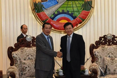 柬埔寨首相洪森与老挝总理通伦·西苏里。