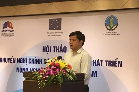 越南农业与农村发展部副部长陈青南在会上发表讲话。
