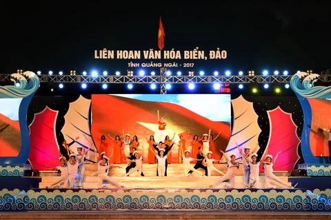 2017年广义省海洋海岛文化周开幕式表演节目。（图片来源：越通社） 