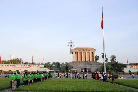 9月2日很多人集中在巴亭广场观看升旗仪式。