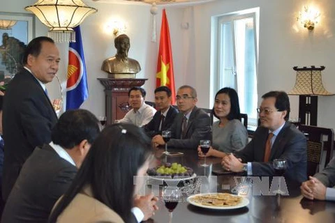 老挝常驻联合国日内瓦办事处卡因大使向杨志勇大使和越南常驻日内瓦代表团致国庆贺词。