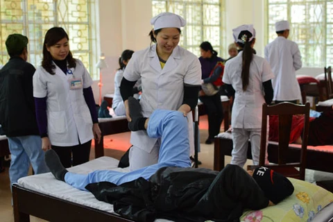 日本志愿者参加在越南的公益活动。