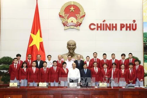 政府总理阮春福会与第29届东南亚运动会越南体育代表团各成员合影。（图片来源：越通社）