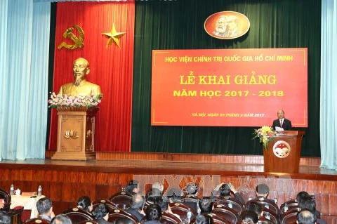 越南政府总理阮春福出席胡志明市国家政治学院开学典礼并发表讲话。（图片来源：越通社）