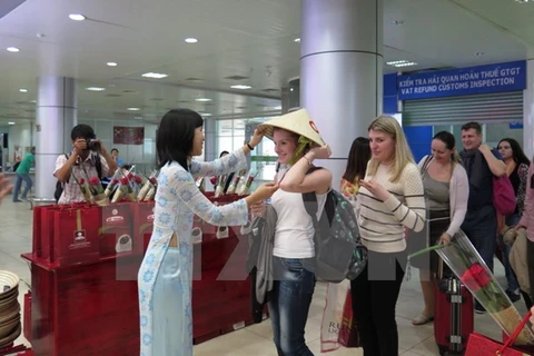 越南人员向俄罗斯游客赠送斗笠。（图片来源：越通社）
