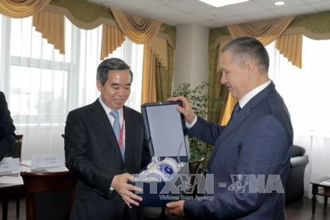 俄罗斯副总理尤里•特鲁特涅夫（右）向阮文平赠送礼品。