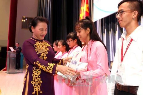 阮氏金银出席胡志明市孙德胜大学开学典礼并向优秀贫困大学生赠送助学金。