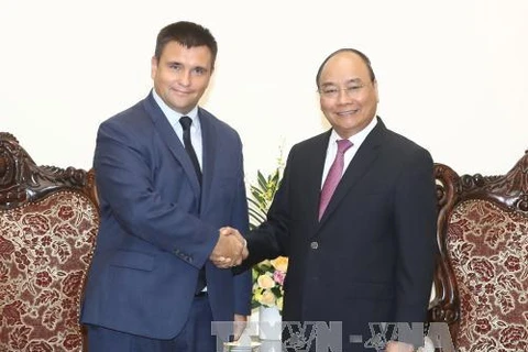  越南政府总理阮春福会见乌克兰外长克里姆金