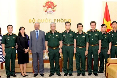 阮志咏上将（左五）会见联合国常驻越南协调员兼联合国开发计划署驻越南首席代表卡玛勒•马特拉（左四）。