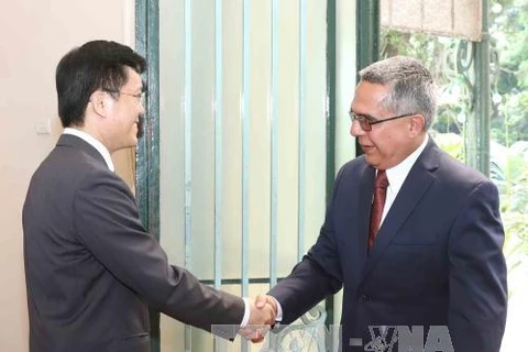 越南外交部副部长何金玉（左）欢迎古巴外交部第一副部长冈萨雷斯。
