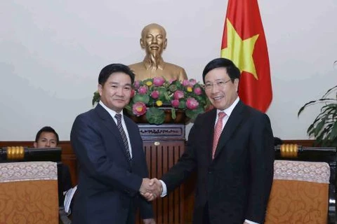 越南政府副总理兼外交部长范平明会见老挝人民革命青年团中央书记索内塔努•坦马冯。（越通社——VNA）