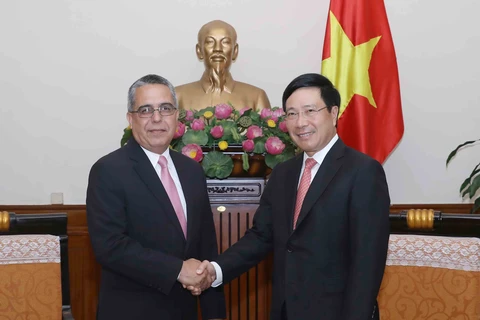 越南政府副总理兼外长范平明​与古巴第一副外长马塞利诺•梅迪纳亲切握手。