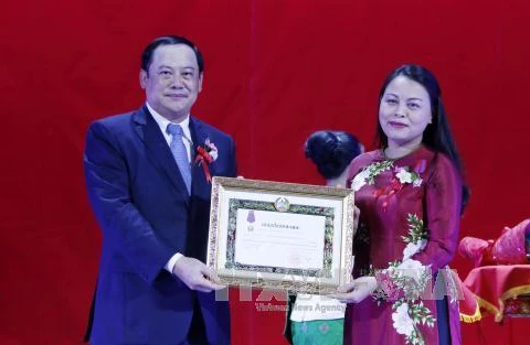 老挝老挝副总理宋赛 • 西潘敦向越南妇女联合会主席阮氏秋河授予二级自由勋章。