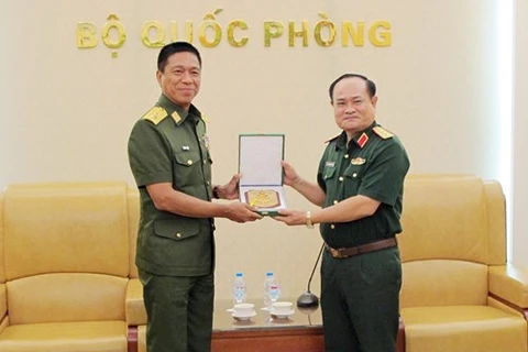 阮芳男上将向缅甸军医局局长梭温少将赠送纪念品。（图片来源：人民军）