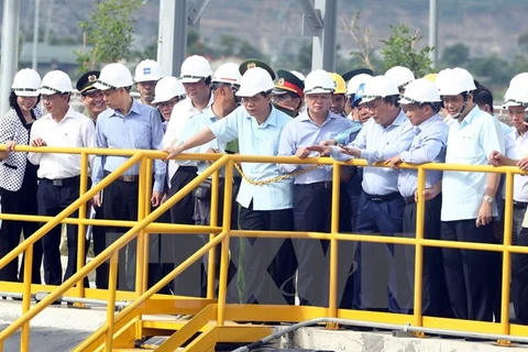 越南政府总理阮春福参观台塑集团河静钢铁兴业责任有限公司的废水处理库。（图片来源：越通社）