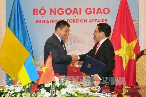 范平明（右）与签署两国外交部磋商计划（2018-2019）。