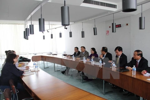 越南祖国阵线中央委员会代表团与法国代表团举行工作会议。
