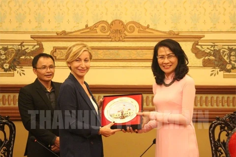 胡志明市人民委员会副主席阮氏秋女士向意大利文化遗产与旅游部副部长多丽娜·比安琪赠送礼物。