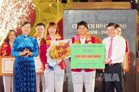 胡志明市领导向越南女子足球队代表赠送奖金。（图片来源：越通社）