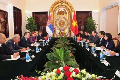 越南政府副总理兼外长范平明与塞尔维亚第一副总理兼外交部长达契齐举行会谈。