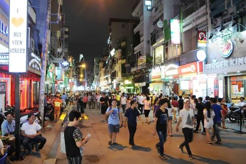 胡志明市的一条街道。（图片来源：越通社）