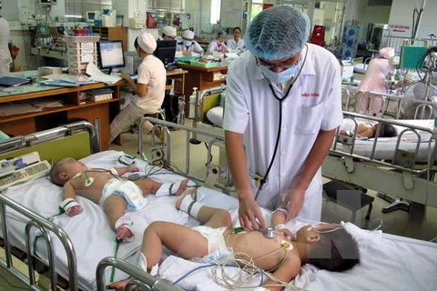 在胡志明市热带病医院接受治疗的手足口病儿童患者。