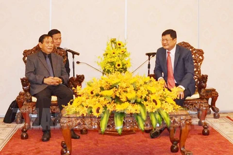 胡志明市人民委员会副主席黄革命（右）与柬埔寨国会参议院联络与监察部国务秘书程沙伦。