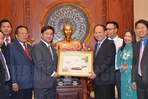 胡志明市市委常务副书记必成钢（右边第四）向老挝人民革命党青年团代表团赠送礼物。