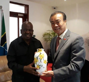 越南驻坦大使阮金嬴（右）向坦桑尼亚议会议长乔布·尤斯蒂诺·恩杜加伊赠送礼物。