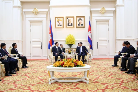 河内市委书记黄忠海会见柬埔寨王国政府首相洪森。