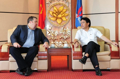 越南油气集团总裁阮雄勇会见美国爱依斯电力公司负责越南市场总经理大卫·斯通。