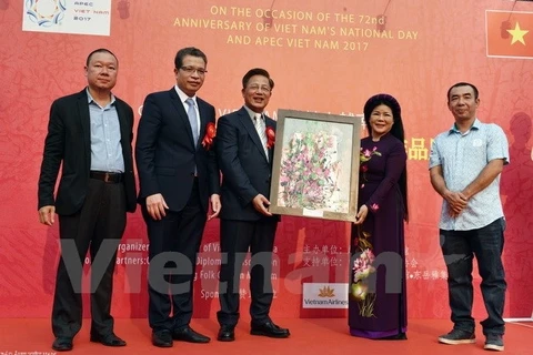 越南画家文阳城向 中国公共外交协会赠​绘画作品。（图片来源：越通社）
