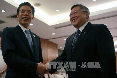中国商务部部长钟山（左）与菲律宾贸易工业部长洛佩兹。（图片来源：越通社）