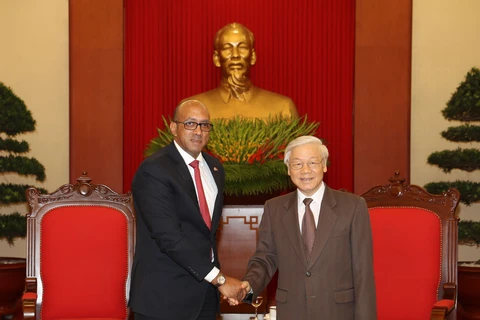 越共中央总书记阮富仲（右）会见古巴驻越南大使埃米尼奥•洛佩斯•迪亚兹。（图片来源：越通社）