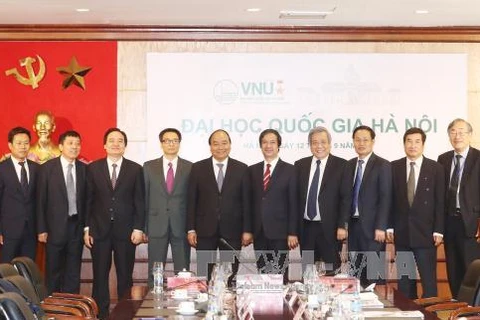 越南政府总理阮春福与河内国家大学领导合影。