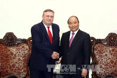 政府总理阮春福会见匈牙利驻越南大使尔利·萨巴。（图片来源：越通社）