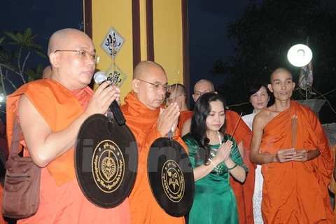 越南驻缅甸大使论垂杨（绿衣）与缅甸佛教协会领导在超度法会上敬香。