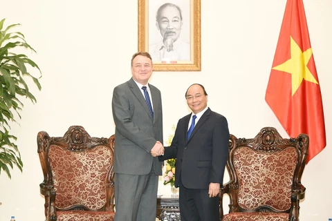 越南政府总理阮春福（右）与斯洛伐克驻越南大使伊格尔•帕佐拉克。