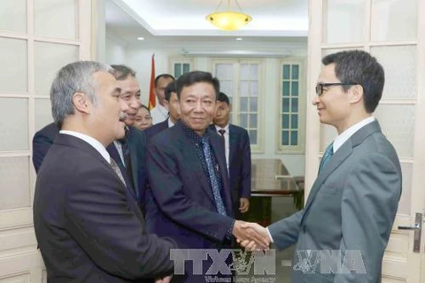 政府副总理武德儋（右）与柬埔寨《柬新社》副社长乔占达拉握手。（图片来源：越通社）