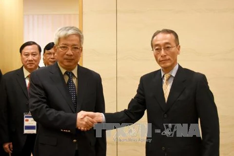 阮志咏（左）与日本防卫副大臣真布朗。