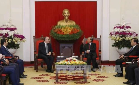越共中央检查委员会主任陈国旺会见阿塞拜疆外交部长马梅德亚罗夫。（图片来源：越通社）