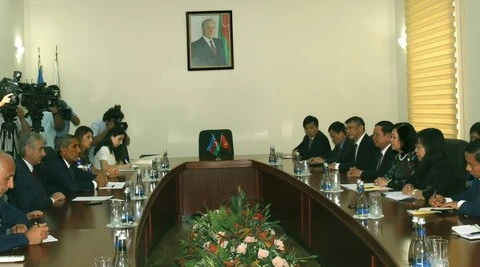 越南共产党代表团与阿塞拜疆副总理、新阿塞拜疆党副主席阿里·埃赫梅多夫举行会谈。（图片来源：越通社）