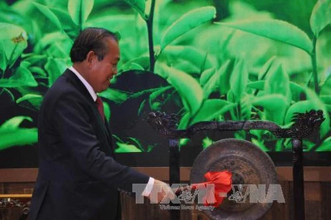 张和平在第14届中国-东盟博览会“美丽城市”的国家展区开展仪式上敲锣。