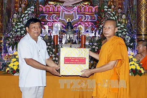 民族宗教司司长荷友连向永隆省爱国僧侣团结协会代表赠送礼物。