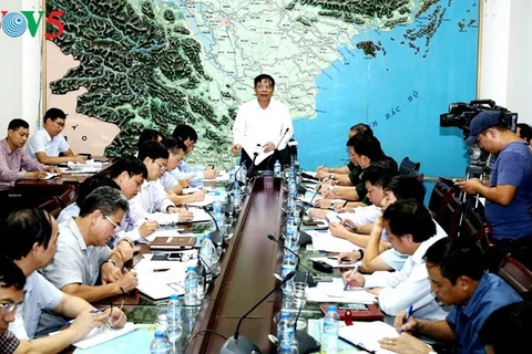越南中央水文气象预报中心主任黄在会上发表讲话。（图片来源：越通社）