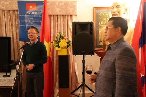 越南驻澳大利亚大使吴向南​（左）与老挝驻澳大利亚大使彭马•坎马尼橙。（图片来源：越通社）
